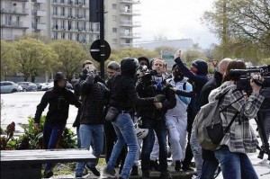Un grupo de periodistas es atacado por un grupo de activistas durante una manifestación en Nantes, Francia.